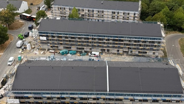 Dachansicht eines Bundeswehrgeländes mit Flachziegel Stylist