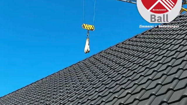 Dachaufnahme der Dacheindeckung mit Flachdachpfanne J11v