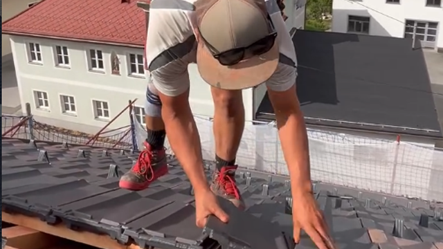 Dachdecker verlegt Reformziegel Z12v in edelschiefer