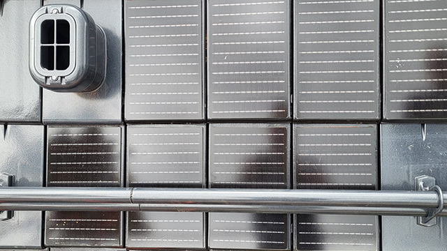Dach gedeckt mit Solarziegel Stylist-PV in edelspacegrau